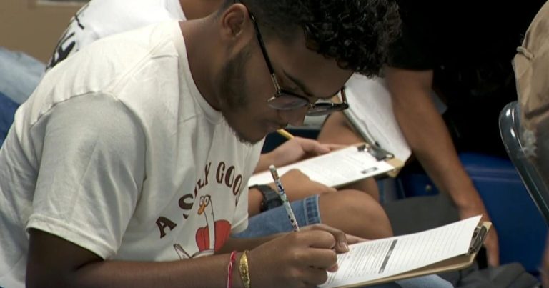 Teacher challenges students to write without ChatGPT as a crutch